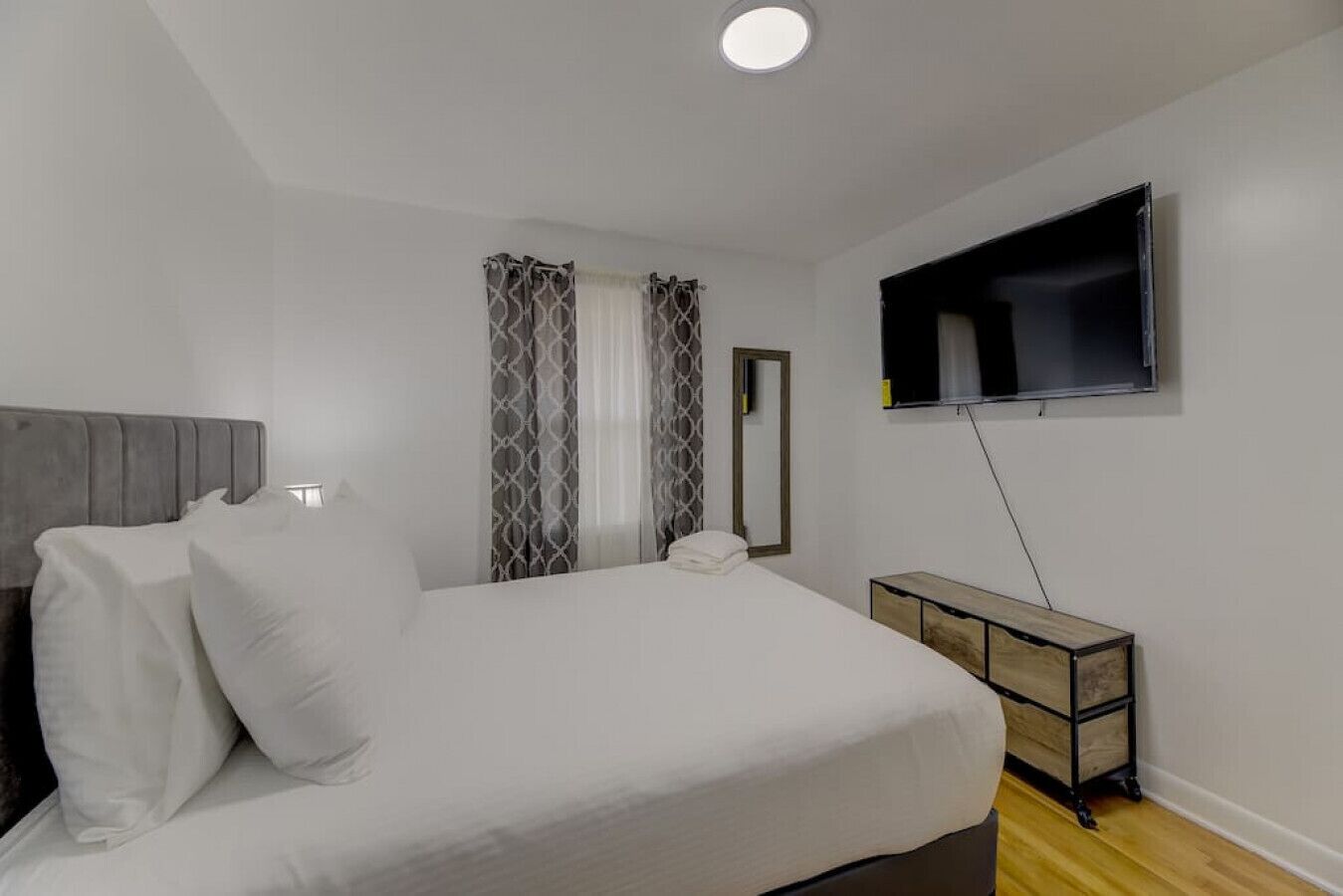 3 habitaciones, escritorio y tabla de planchar con plancha 