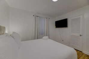 3 soverom, skrivebord, strykejern/-brett og reiseseng for barn