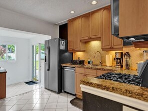 ثلاجة، ميكروويف، فرن، موقد طهي مسطح