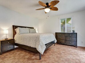 3 間睡房、書桌、熨斗/熨衫板、可攜式嬰兒床