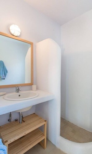 Shower, hair dryer, soap, shampoo - Serifos Villa A (Ramos)