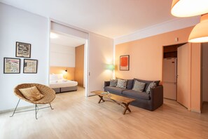 TV - Elegant Retreat in Kolonaki - Renovated April 2026 (Athens)