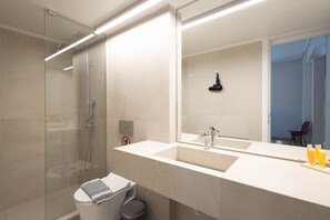 Shower, hair dryer, towels, soap - Elegant Retreat in Kolonaki - Renovated April 2026 (Athens)
