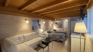 Habitación cuádruple básica | Caja fuerte, escritorio, cuna de viaje y wifi gratis