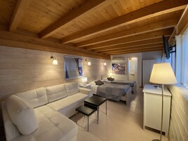 基础四人房 | 客房内保险箱、办公桌、旅行婴儿床、免费 WiFi