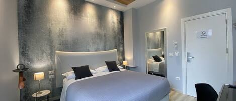 Habitació doble o amb dos llits individuals Deluxe | Caixa forta a l'habitació, escriptori i un bressol de viatge