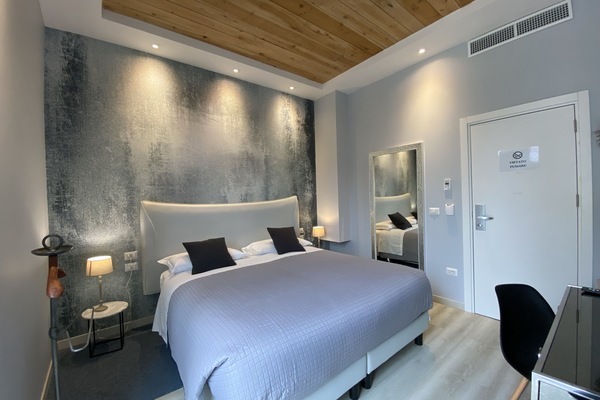 Deluxe Double or Twin Room | Peti besi dalam bilik, meja, katil bayi mudah alih, Wi-fi percuma