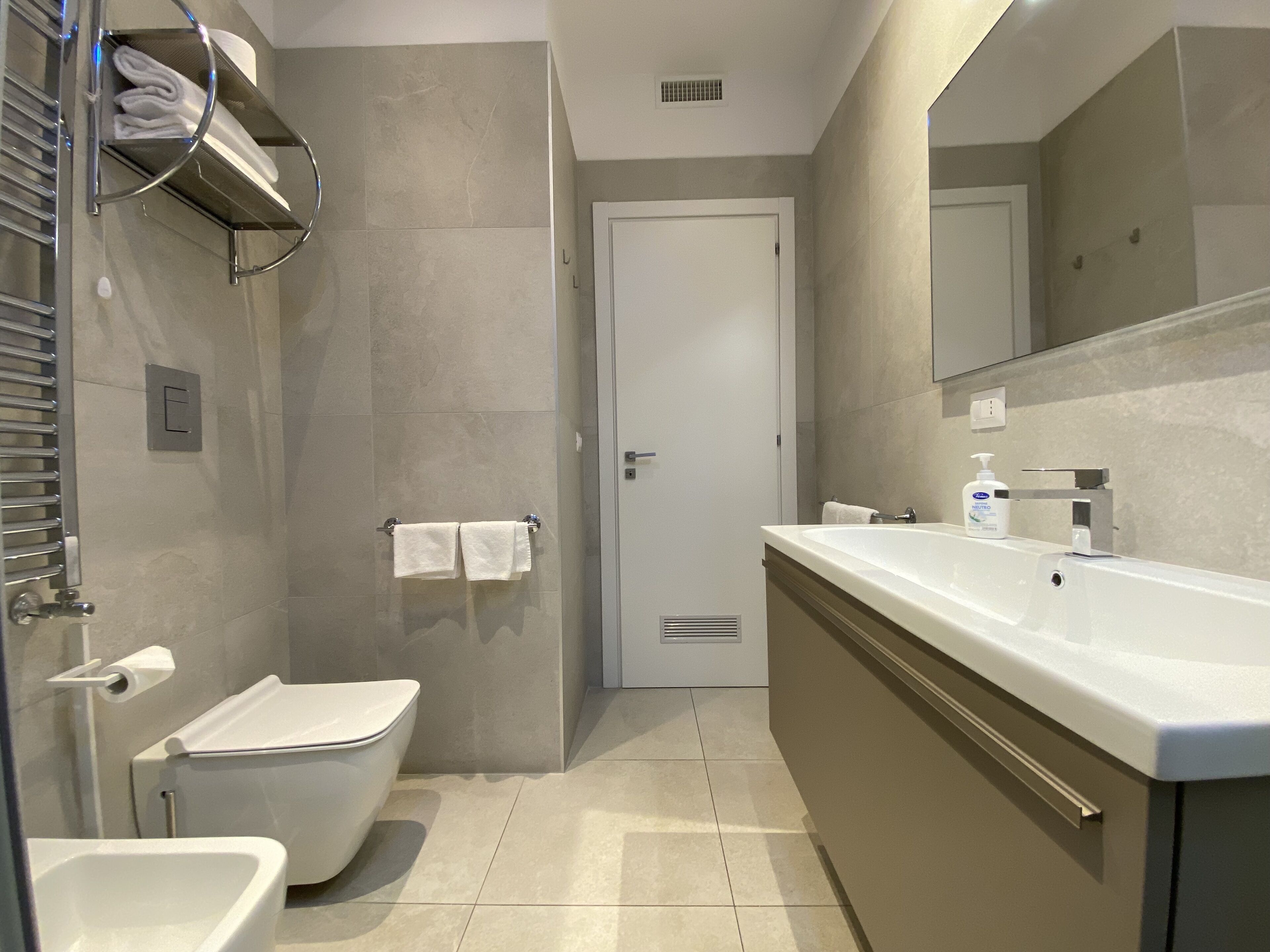 Une salle de bain moderne équipée de toilettes, d’un bidet et d’un lavabo.