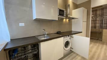 Estudio Deluxe | Cocina privada | Nevera en la zona común, placa de cocina y lavavajillas