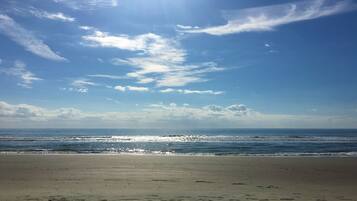 Plage à proximité, chaises longues, serviettes de plage