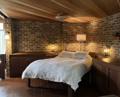 Beachy Vintage Vibe — Pet Friendly!