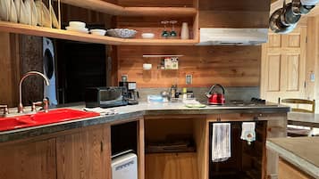 Full-sized fridge, microwave, stovetop, coffee/tea maker