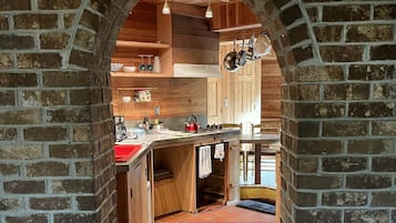 Grand réfrigérateur, micro-ondes, plaque de cuisson