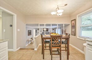 Dining - Charming Hideaway minutes to Stone Mountain Park!! (Stone Mountain)