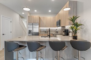 Frigorifero, microonde, forno, piano cottura