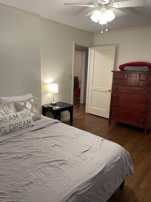 3 bedrooms, desk, iron/ironing board, free WiFi