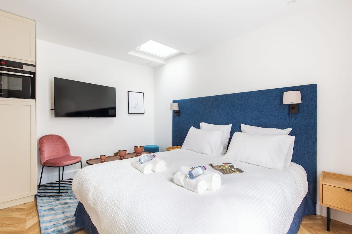Classic Studio, 1 Queen Bed with Sofa bed, Non Smoking, Courtyard View | 1 bedroom, Egyptian cotton sheets, premium bedding, down comforters