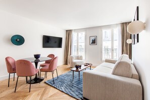 Deluxe-Apartment, 1 Queen-Bett und Schlafsofa, Balkon, Stadtblick | Wohnbereich | Smart-TV, Drucker