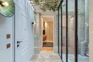 Apartamento superior | Área de estar | Smart TV, impressoras