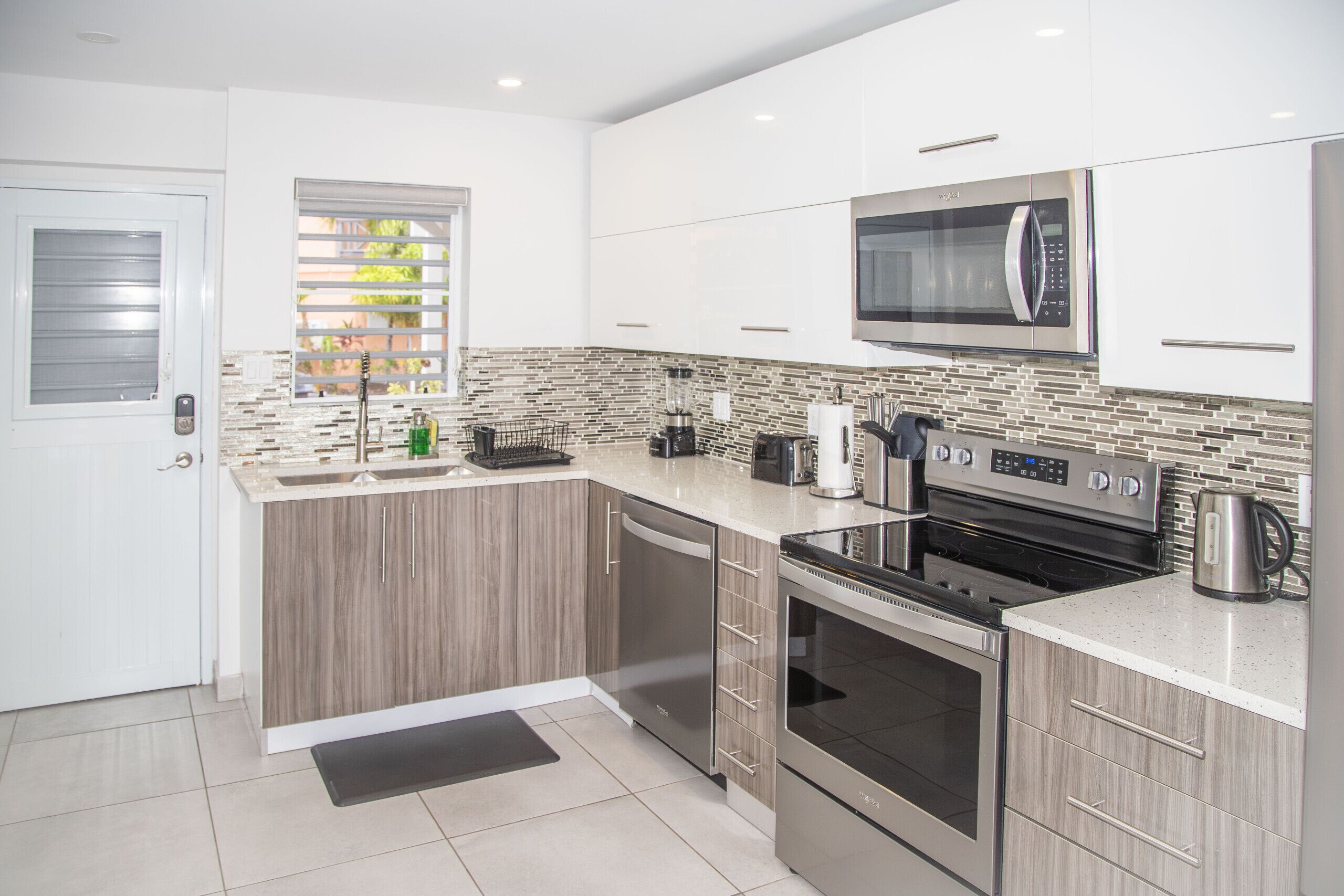 Refrigerador, microondas, horno, lavavajillas