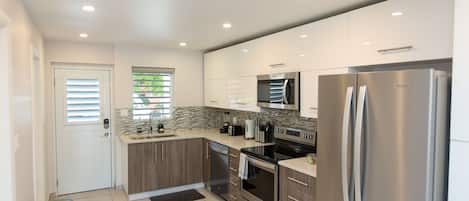 Refrigerador, microondas, horno y lavavajillas