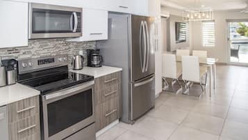 Réfrigérateur, micro-ondes, four, lave-vaisselle