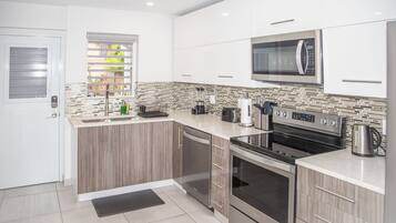 Réfrigérateur, micro-ondes, four, lave-vaisselle