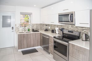 Refrigerador, microondas, horno y lavavajillas 