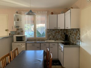 Kjøleskap, mikrobølgeovn, ovn og oppvaskmaskin