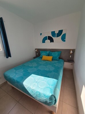 2 quartos, ferros/tábuas de passar roupa, berço de viagem