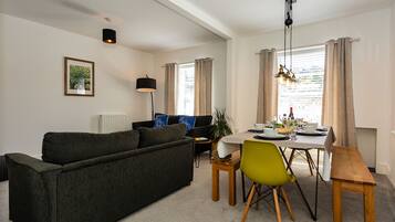 Deluxe Apartment | Living area | 42-inch flat-screen TV with cable channels, TV