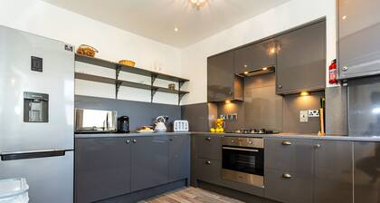 Saint James By The Quay