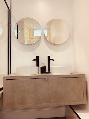 Deluxe Apartment | Bathroom
