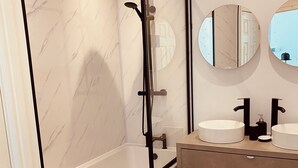 Deluxe Apartment | Bathroom - Saint James By The Quay (Ilfracombe)