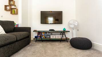 Deluxe Apartment | Living area | 42-inch flat-screen TV with cable channels, TV