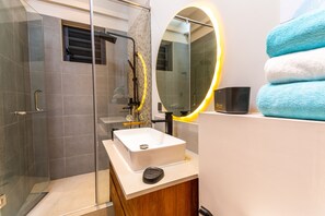 Shower, hair dryer, towels, toilet paper - Luxury Appartment (Grand Baie)