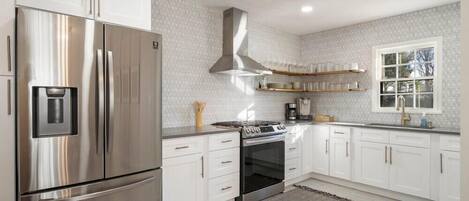 Geladeira, micro-ondas, fogão, cooktop