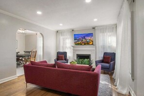 TV, video games, books - EXPO's Cheerful 4-Bed w/Firepit Cherry St, UticaSq (Tulsa)