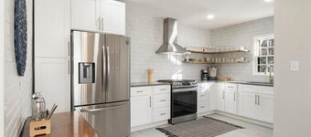 EXPO's Cheerful 4-Bed w/Firepit Cherry St, UticaSq