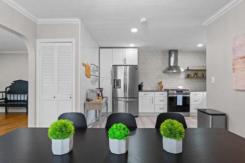 EXPO's Cheerful 4-Bed w/Firepit Cherry St, UticaSq