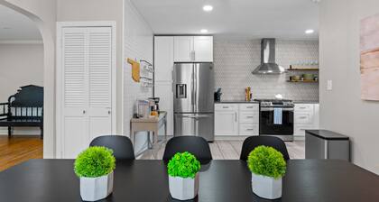 EXPO's Cheerful 4-Bed w/Firepit Cherry St, UticaSq