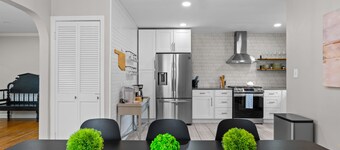 EXPO's Cheerful 4-Bed w/Firepit Cherry St, UticaSq