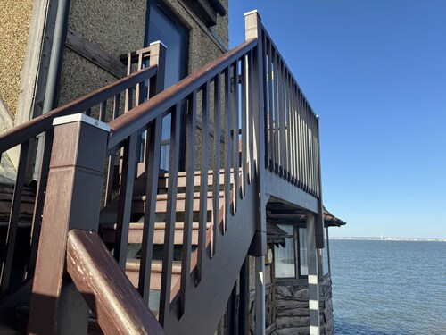 Crow's Nest lovely apartment overlooking the sea with balcony