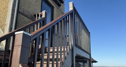 Crow's Nest lovely apartment overlooking the sea with balcony