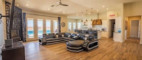 Smart TV, chimenea y oficina