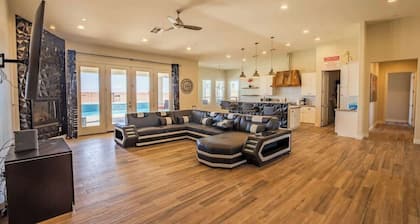 3400 SqFt House 40Ft Heatable Pool/Spa- Strip View