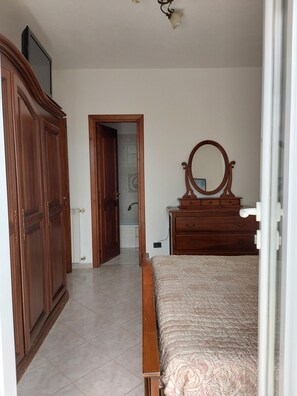 2 عدّة غرف نوم ومكتب ومكواة/لوح كي وسرير سفر