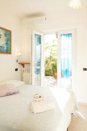 2 Schlafzimmer, Schreibtisch, Bügeleisen/Bügelbrett, Reisekinderbett