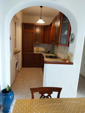 Frigorifero, forno, piano cottura, macchina per tè/caffè