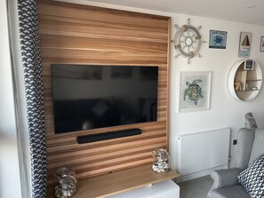 Una Smart TV, un reproductor estéreo